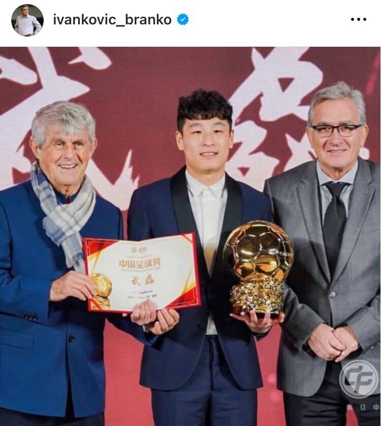  出席中國金球獎頒獎儀式，伊萬曬與武磊、米盧同框照片