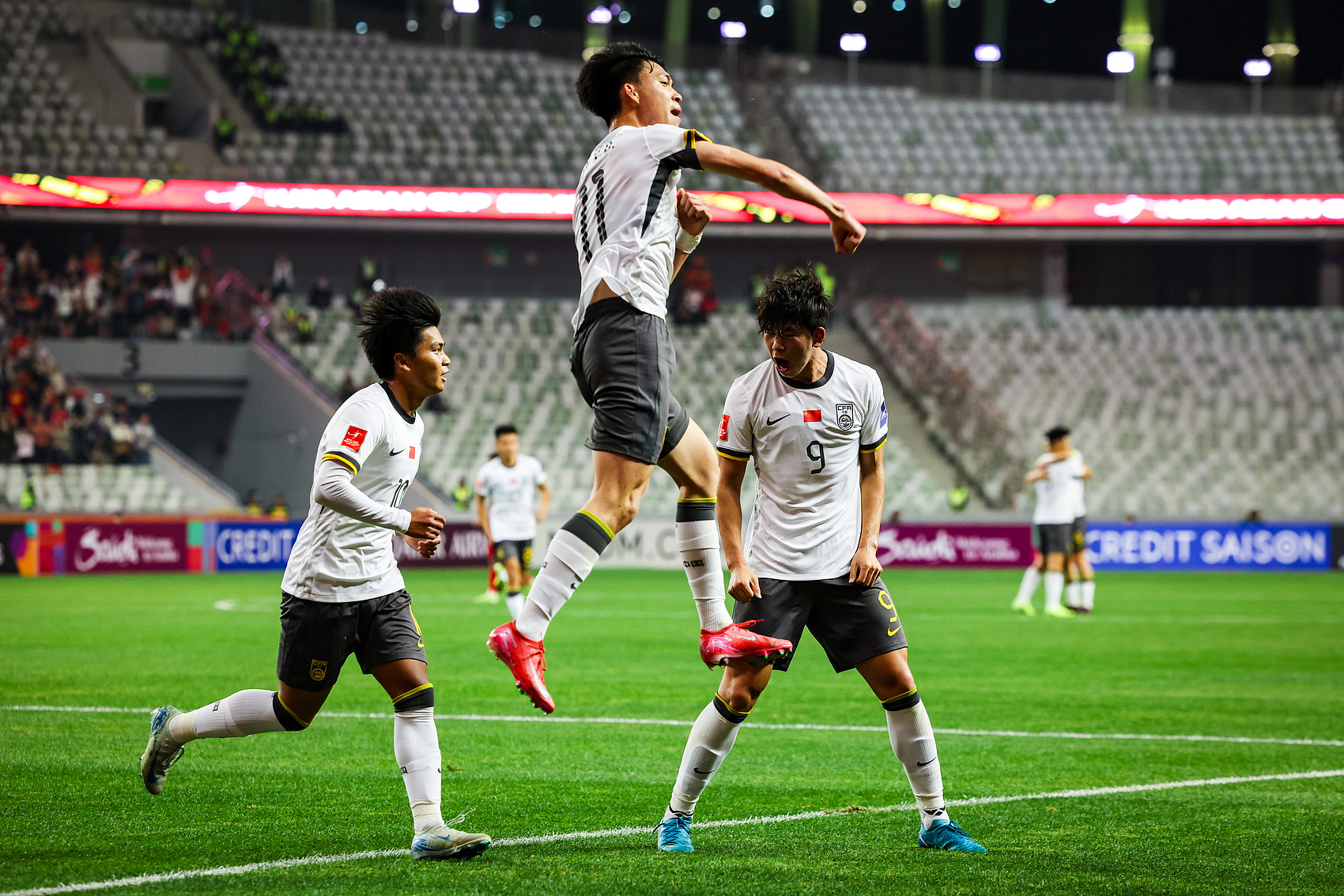  全面壓制！國青半場控球率高達7成，射門比9-3，造對方3張黃牌