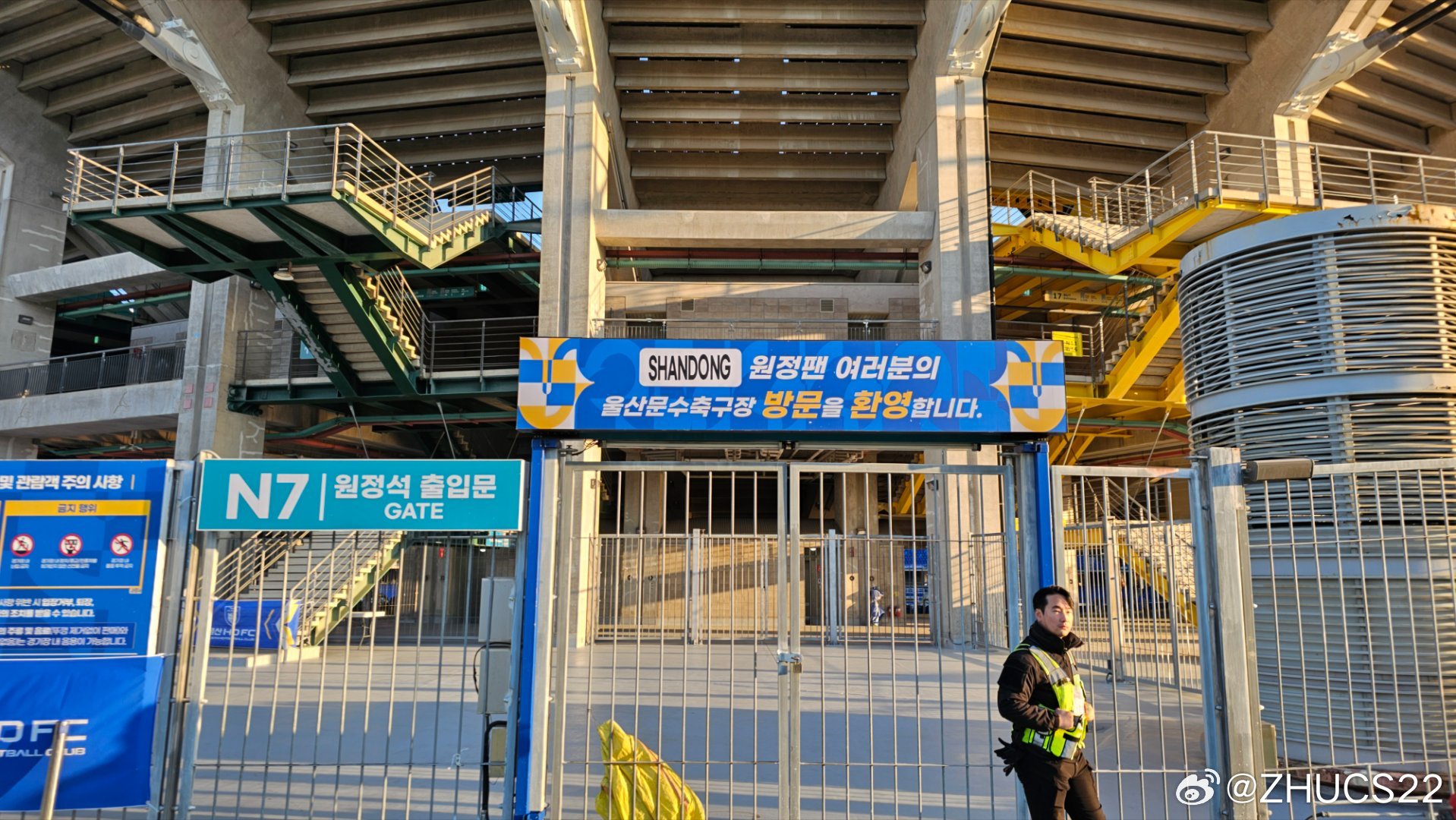  博主：蔚山現(xiàn)場工作人員、轉(zhuǎn)播車、安保在準備撤場，場外一片安靜