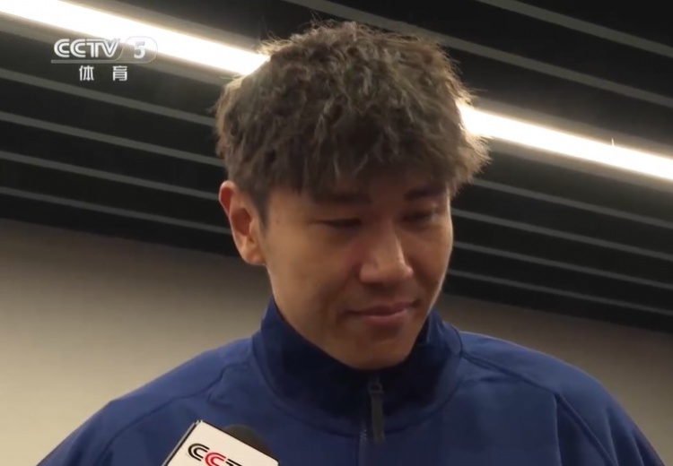  鐵漢柔情！三鎮(zhèn)球員劉奕鳴探望患病小球迷時(shí)哽咽