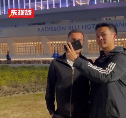  塞爾吉尼奧現(xiàn)身上海八萬人體育場，并與球迷親切打招呼合影