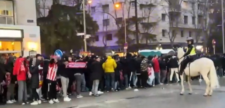  馬競球迷進入伯納烏時向人群投擲雜物，導(dǎo)致安保對其進行脫鞋檢查