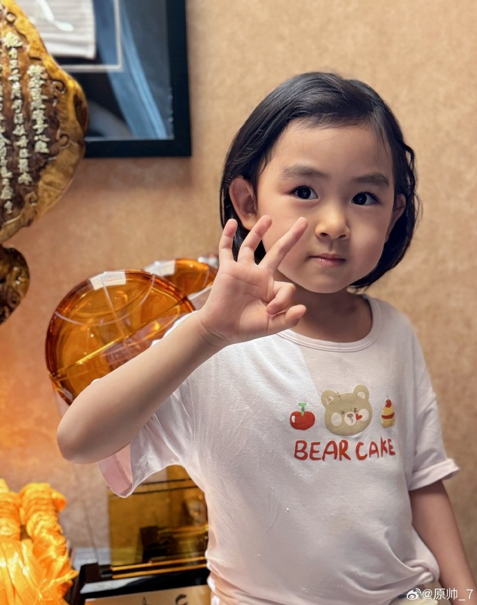  三分大賽三冠王！原帥曬三冠獎(jiǎng)杯：完成了女兒給安排的任務(wù)！