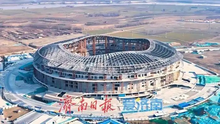  魯媒：戴上1.6萬噸“鋼鐵巨冠”，黃河體育中心球場完成屋蓋施工
