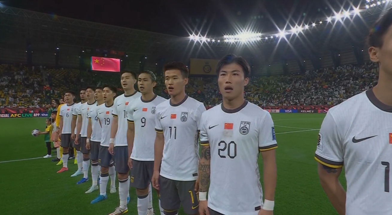  大戰(zhàn)一觸即發(fā)！賽前國(guó)歌儀式，國(guó)足首發(fā)11人高唱國(guó)歌