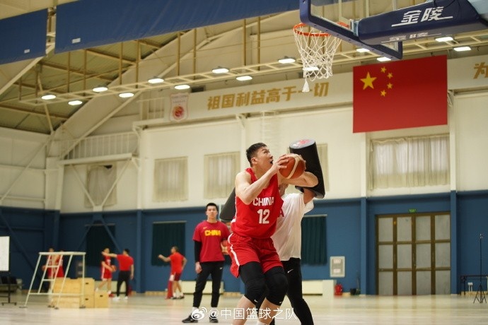  中國(guó)籃球之隊(duì)官博：大塊頭 大能量 祝李炎哲25歲生日快樂！