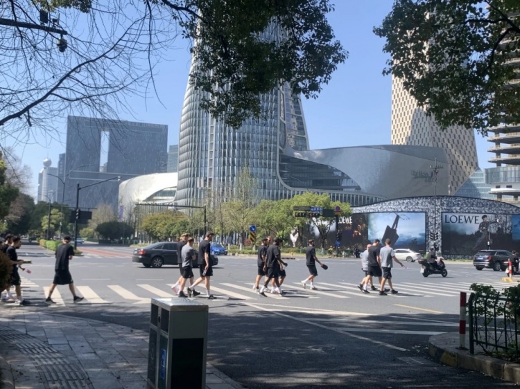  心態(tài)放松，有網(wǎng)友拍到澳大利亞隊早上在萬象城citywalk