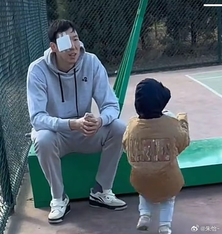  顧家好男人！記者曬出周琦手術(shù)后回歸家庭帶娃照片